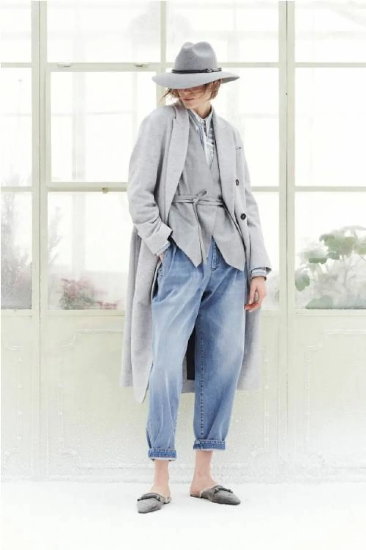 سروال جينز باغي مع جاكيت طويلة من برونيللو كوتشينيللي  Brunello Cucinelli