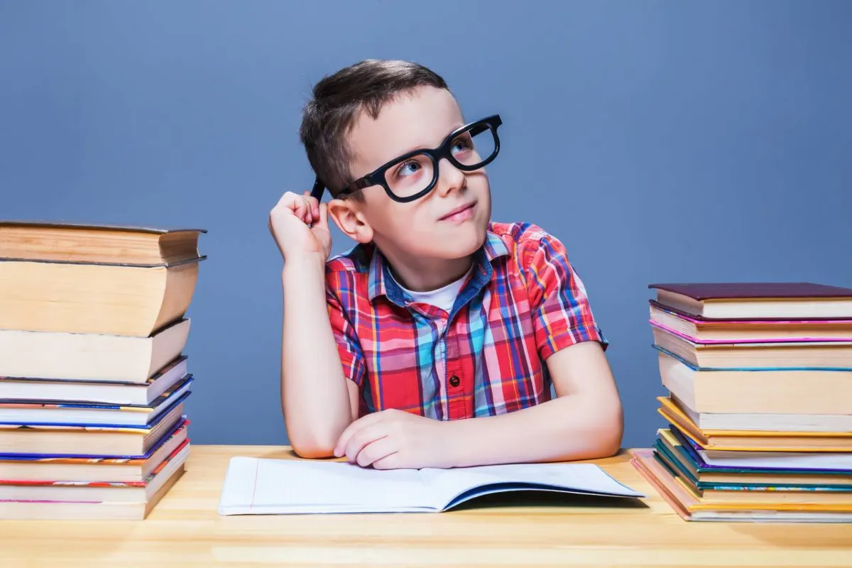طفل يراجع دروسه