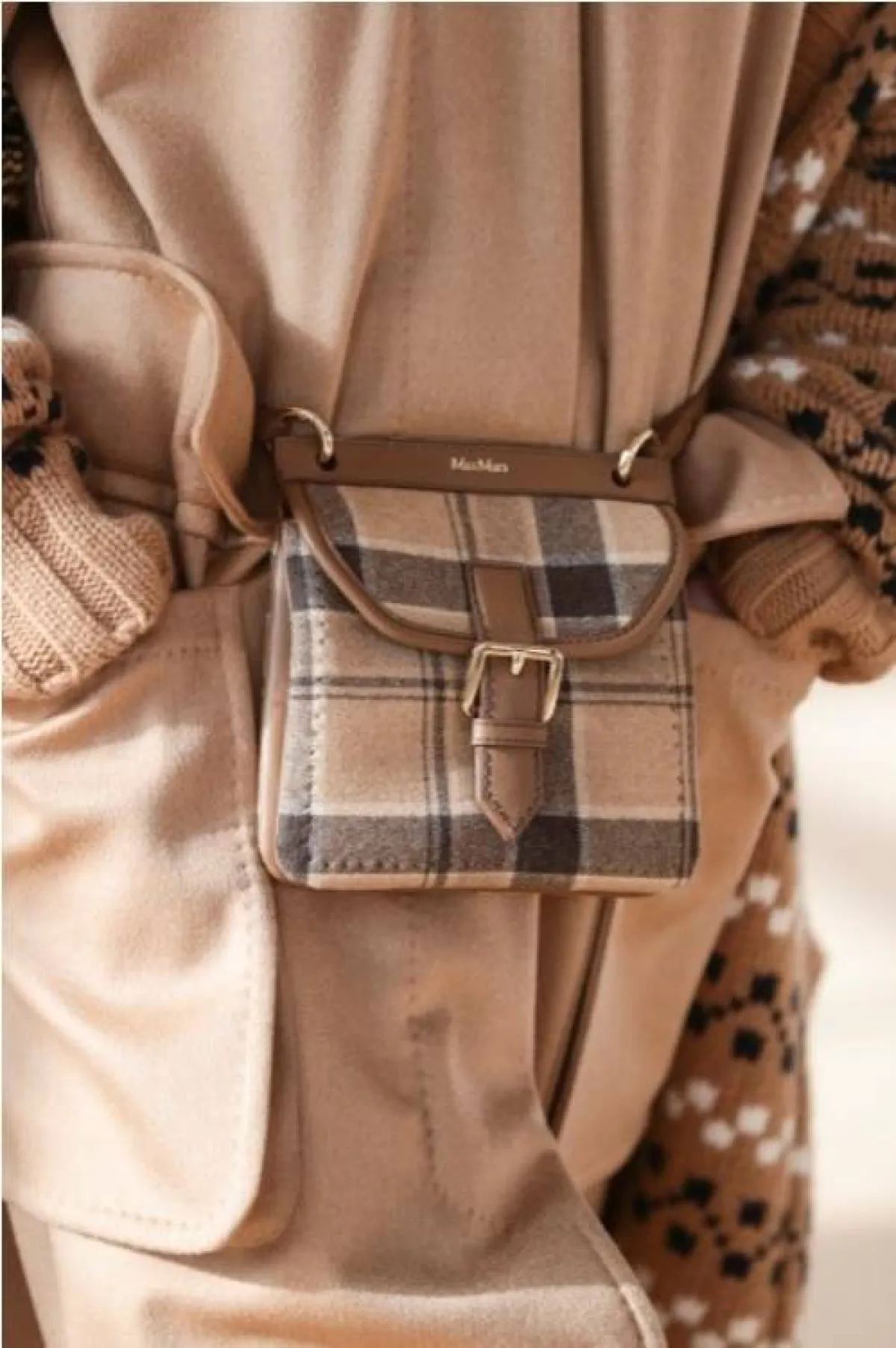 حقيبة وسط باللون البني بالكاروهات من ماكس مارا  Max Mara