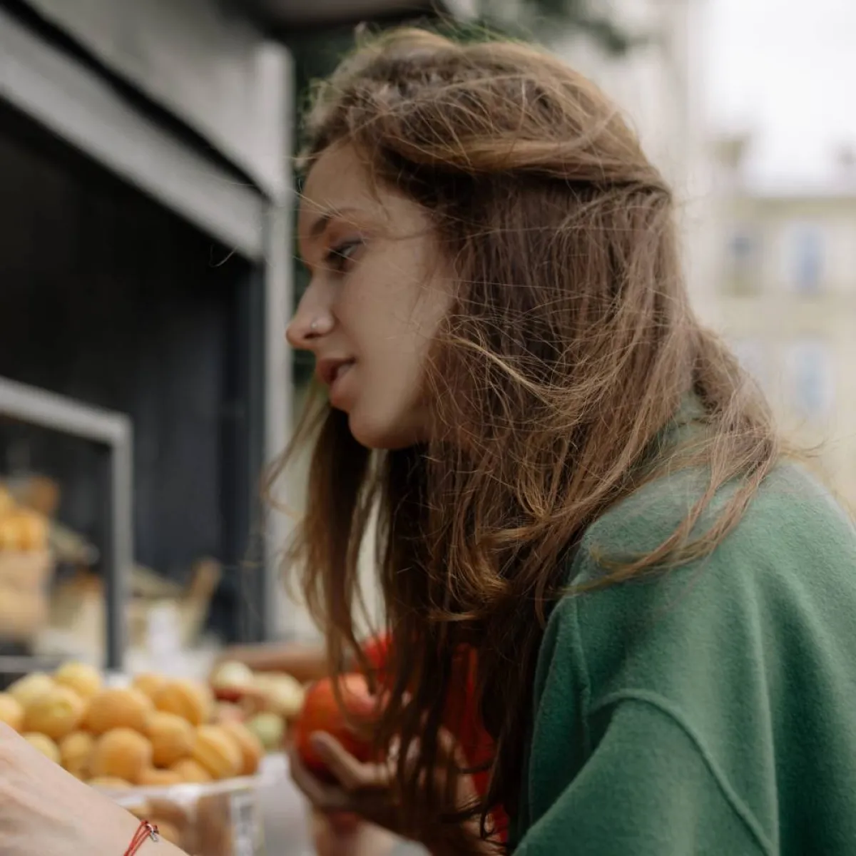 صورة لحامل وطبق مشمش