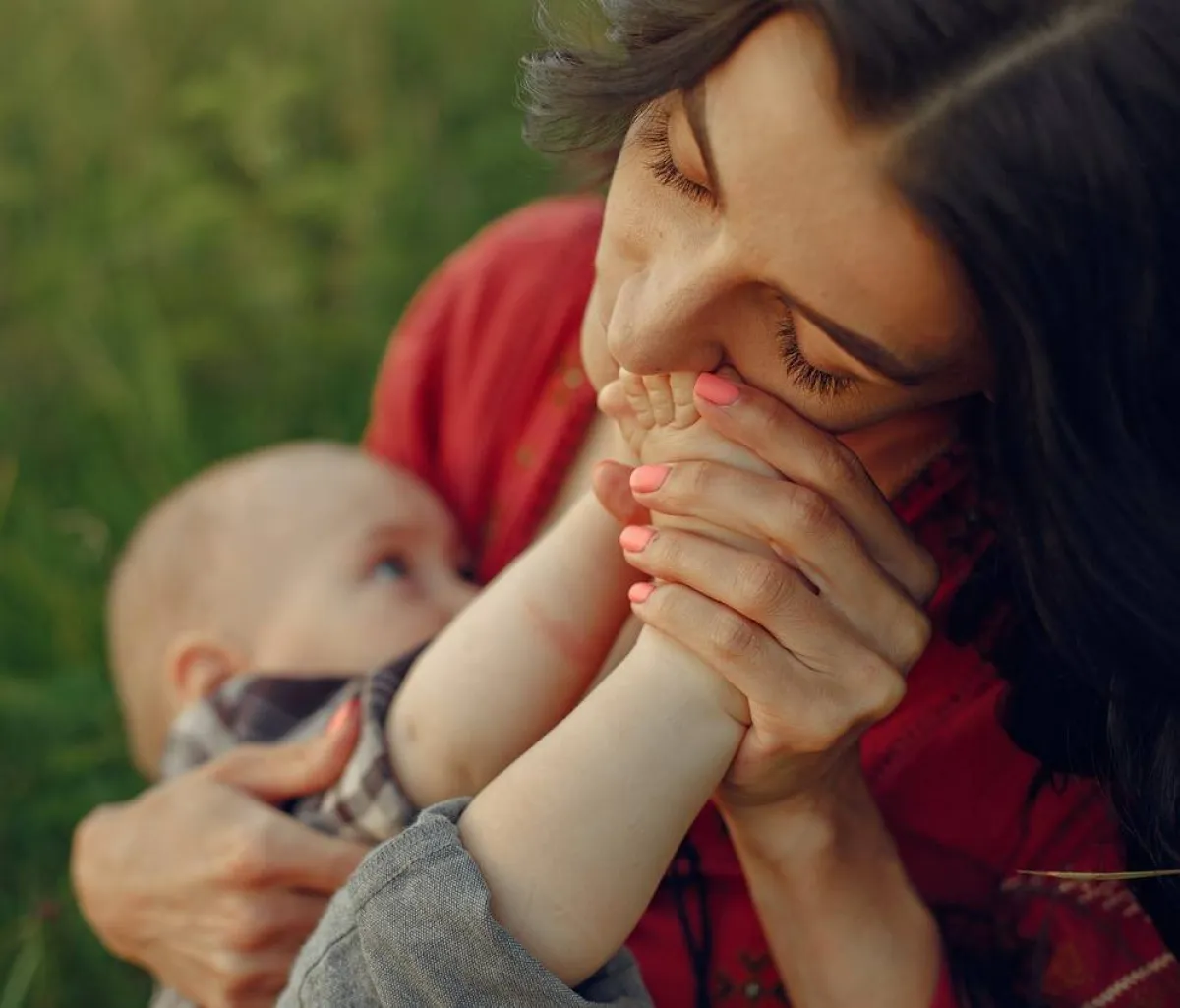 أم ترضع طفلها