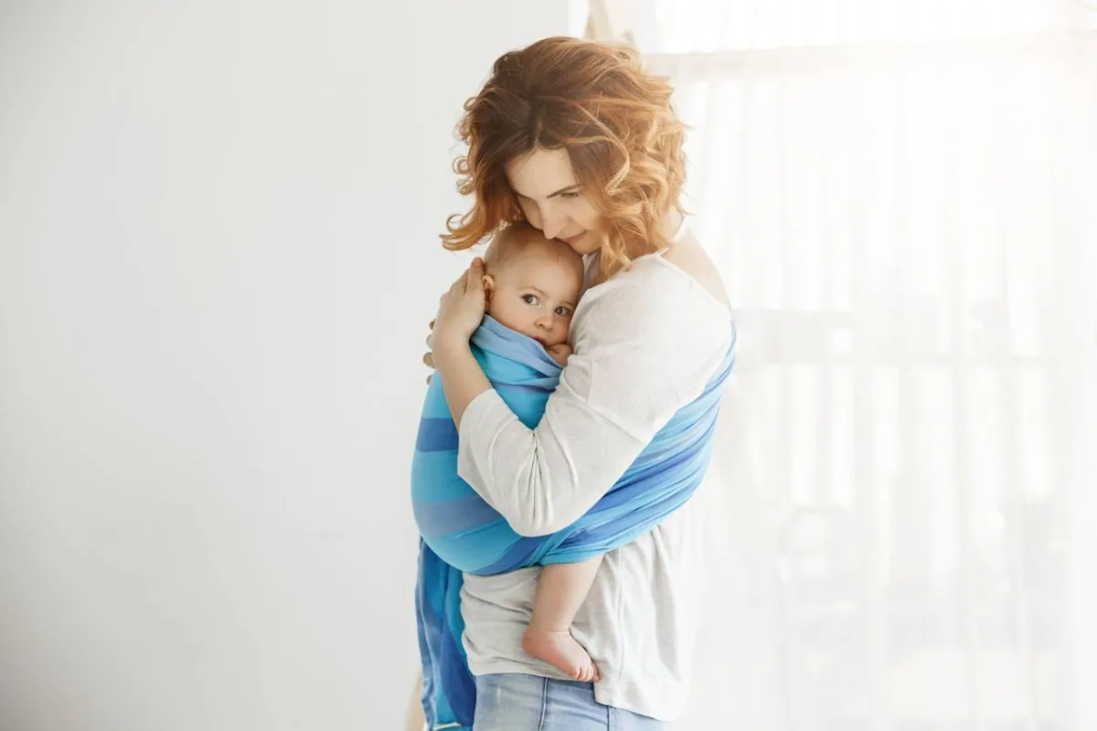 صورة لأم تحضن طفلها