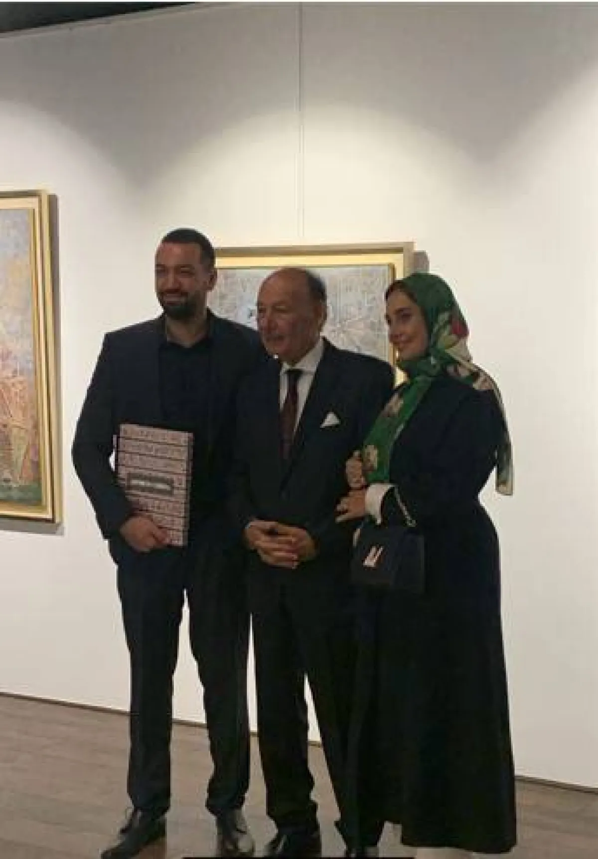 حلا شيحة ووالدها أحمد شيحة وزوجها معز مسعود خلال افتتاح المعرض -   الصورة من الصفحة الرسمية لجاليري بيكاسو على الانستغرام