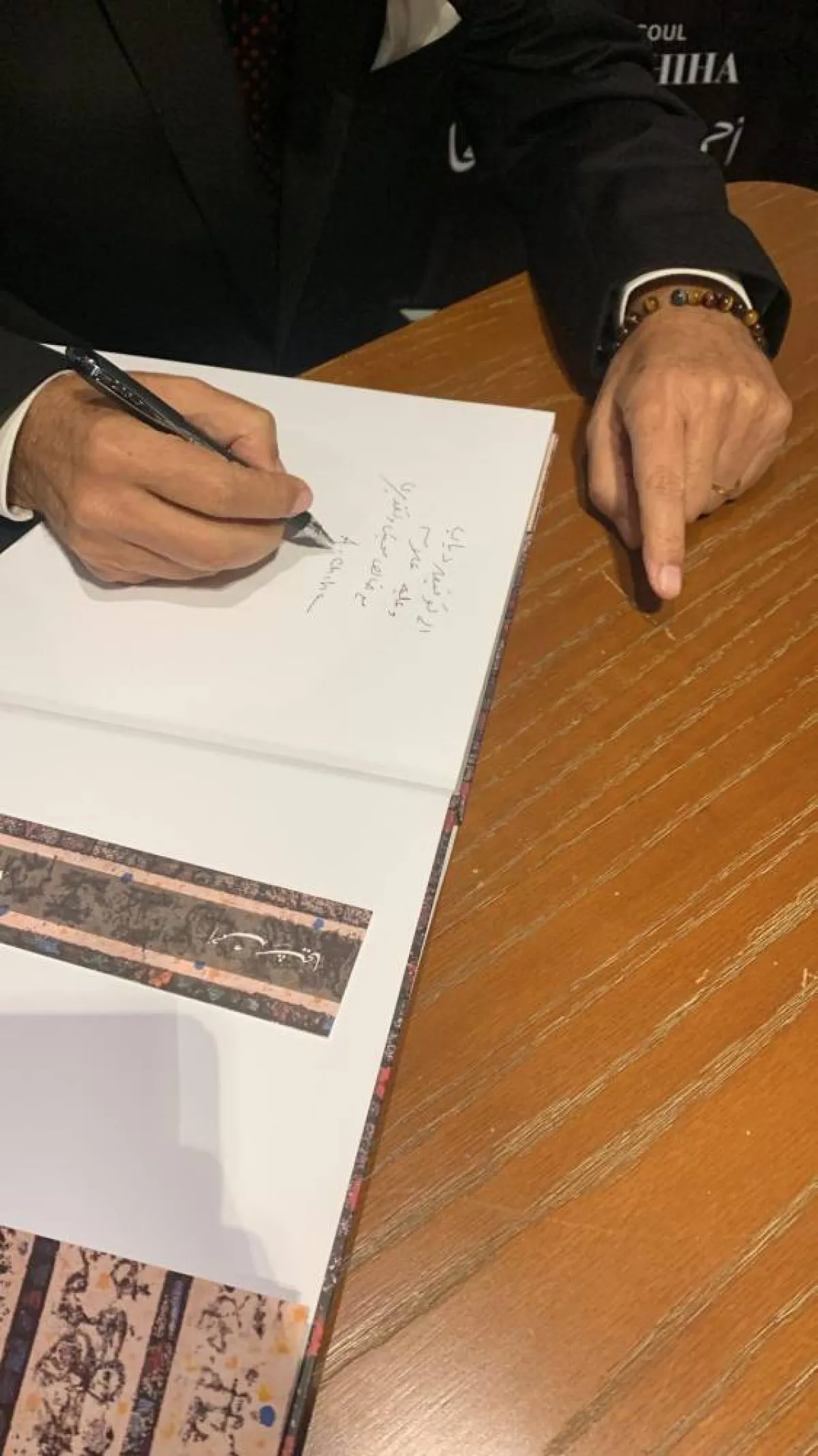 أحمد شيحة يوقع كتابه في افتتاح المعرض -  الصورة من الصفحة الرسمية لجاليري بيكاسو على الانستغرام