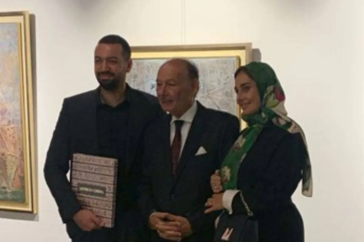 حلا شيحة ووالدها أحمد شيحة وزوجها معز مسعود خلال افتتاح المعرض -   الصورة من الصفحة الرسمية لجاليري بيكاسو على الانستغرام
