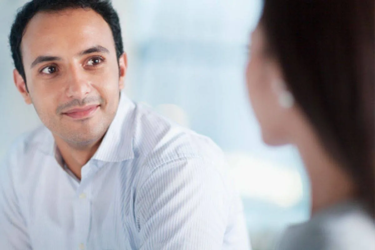 يلاحقها بعينيه