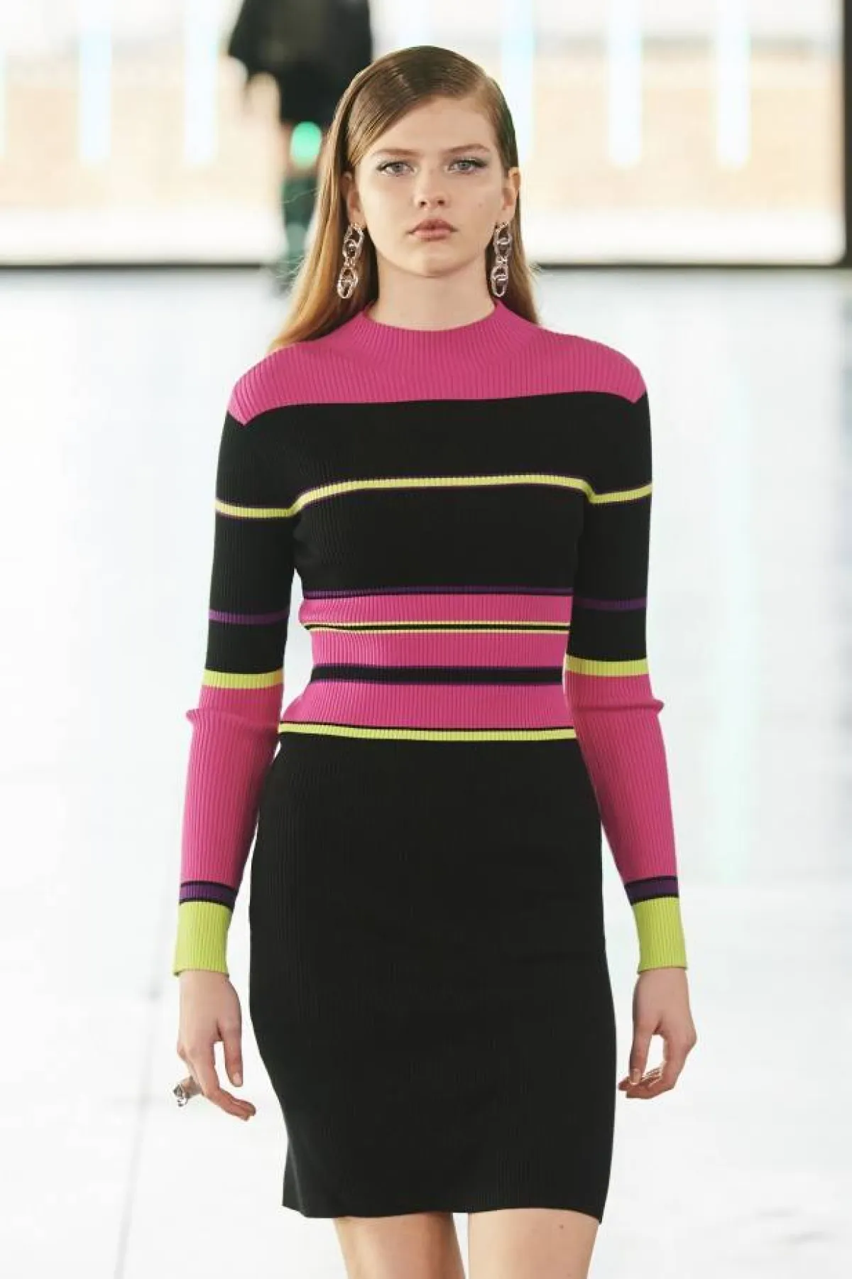 فستان أسود صوف مع خطوط ملونة 