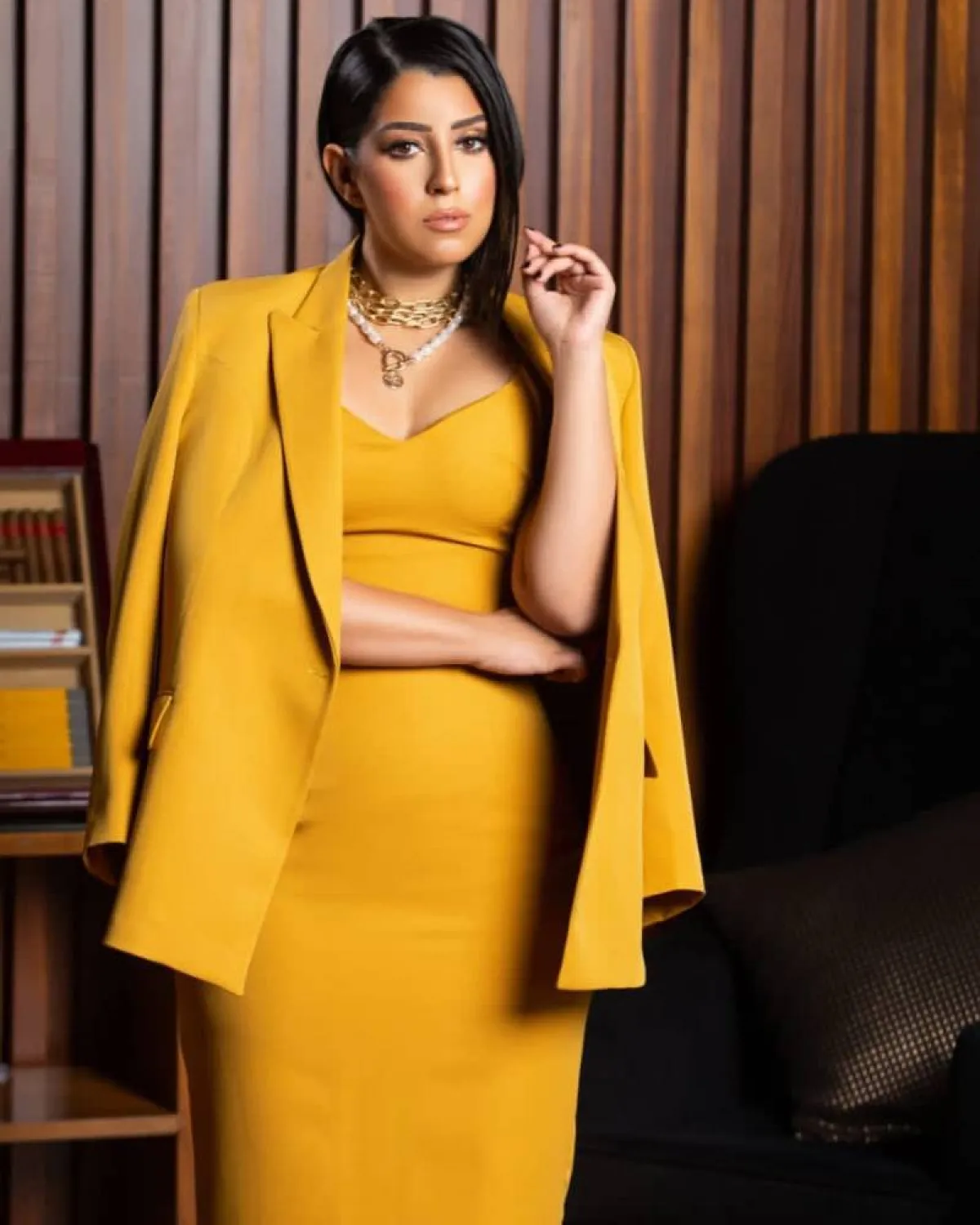 أيتن عامر بقلادة فخمة من الذهب الأصفر واللؤلؤ