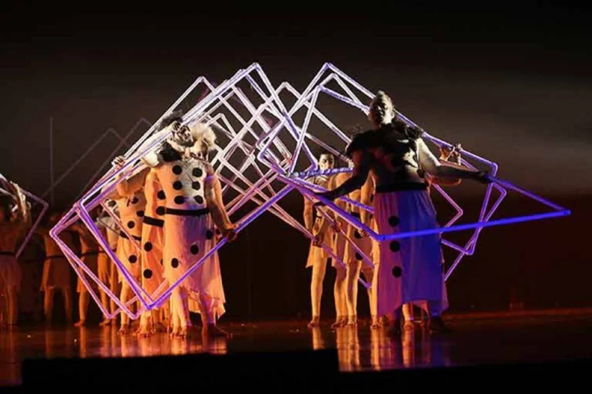 أحد العروض المشاركة - الصوة من موقع الهيئة العربية للمسرح - .atitheatre.ae