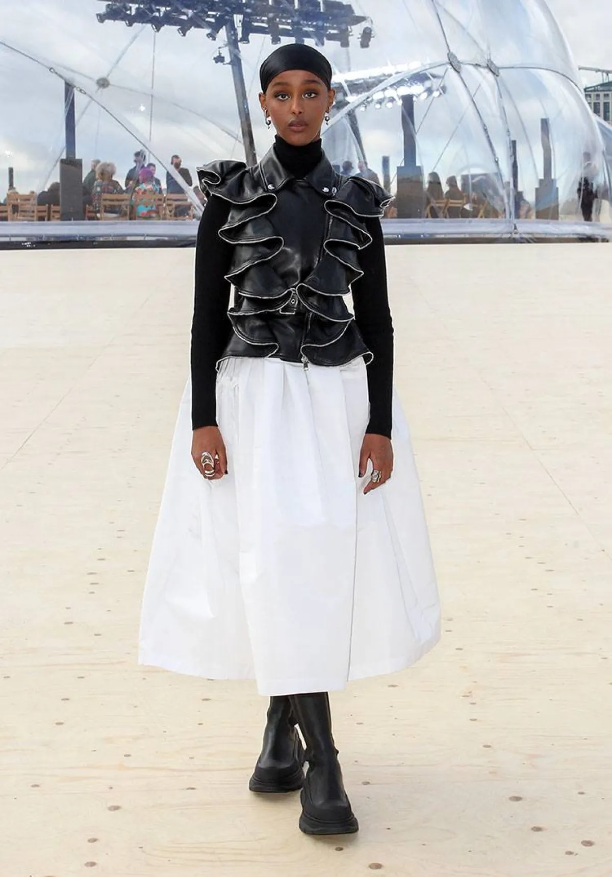 كوثر علي ترتدي من الكسندر مكوين