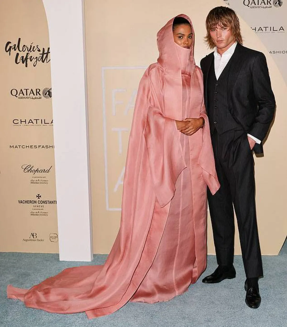 العارضة تينا كوناكي تألقت بفستان مع غطاء على الرأس ذات إيحاء شرقي