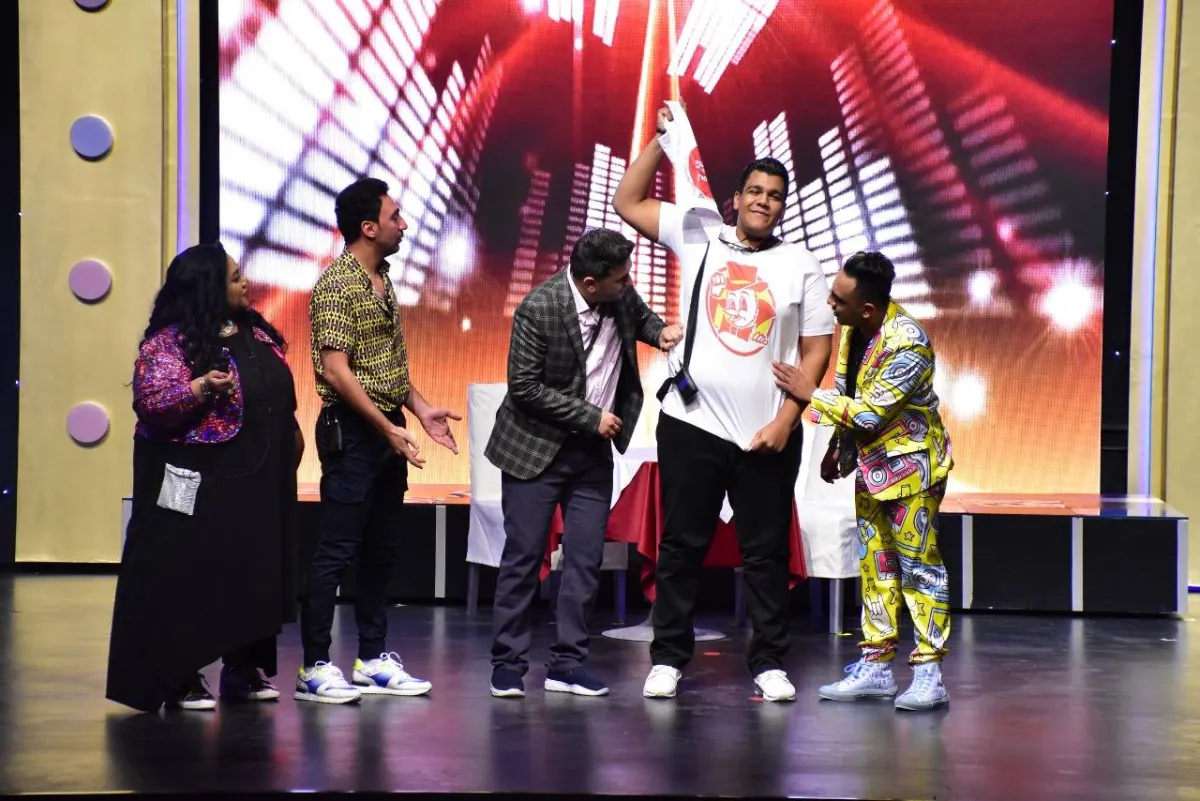 نجوم عرض مسرحية عائلة تس على المسرح - الصورة من المسؤول الإعلامي بالعرض المسرحي