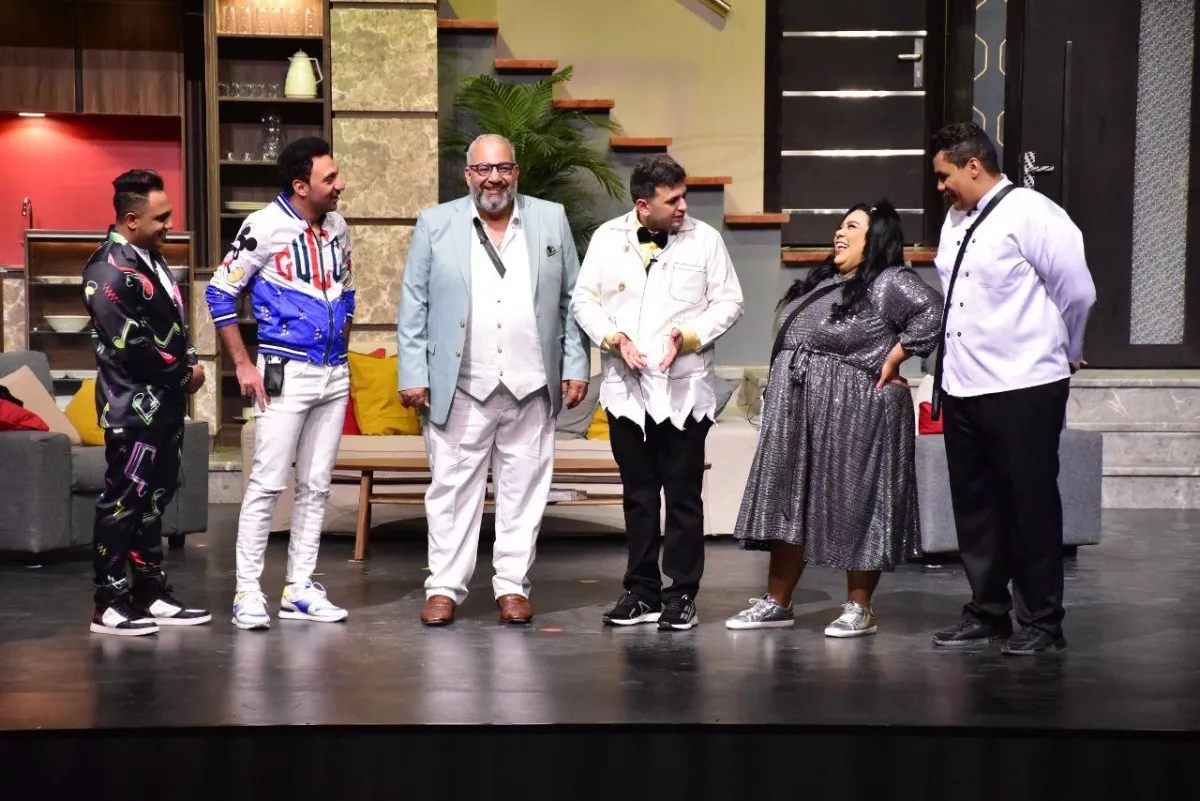 نجوم عرض مسرحية عائلة تس على المسرح - الصورة من المسؤول الإعلامي بالعرض المسرحي