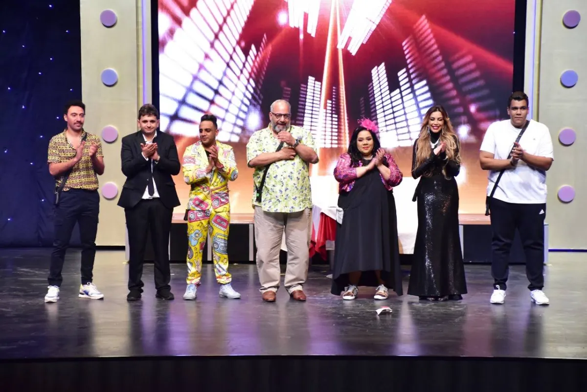 نجوم عرض مسرحية عائلة تس على المسرح - الصورة من المسؤول الإعلامي بالعرض المسرحي