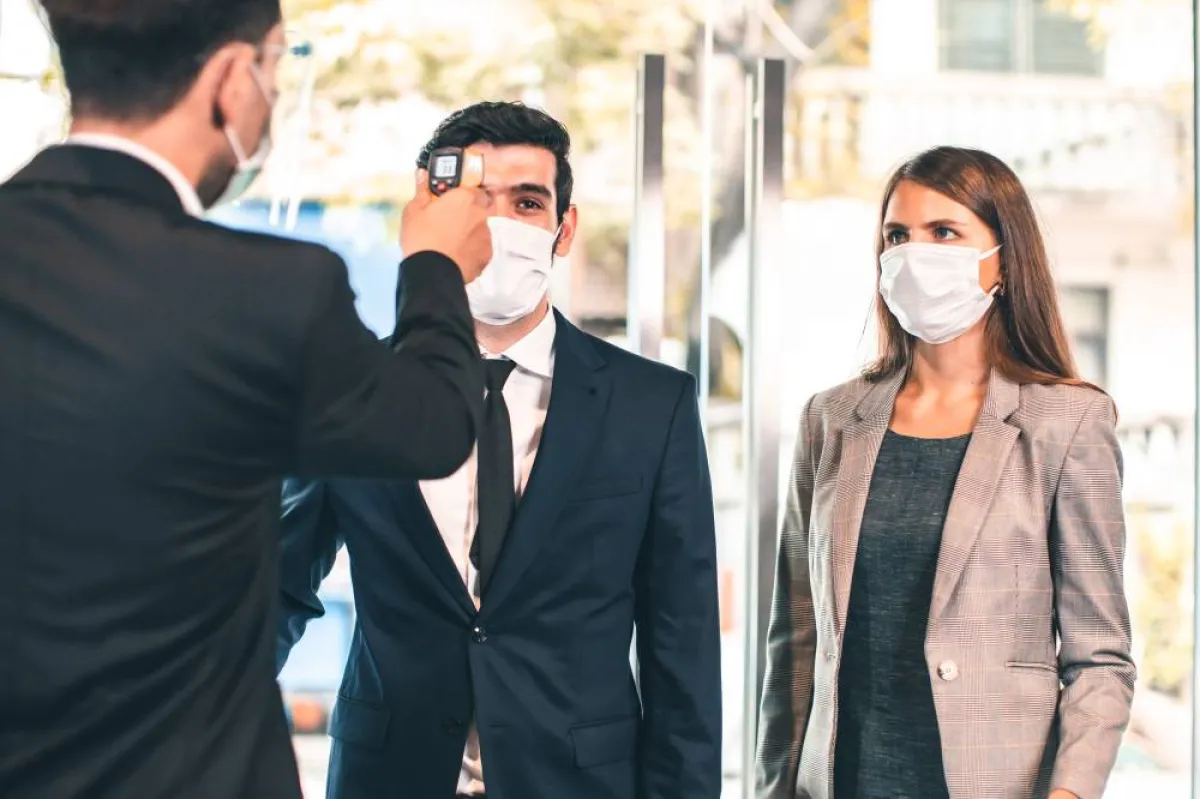 يجب قياس درجة الحرارة قبل دخول الفندق