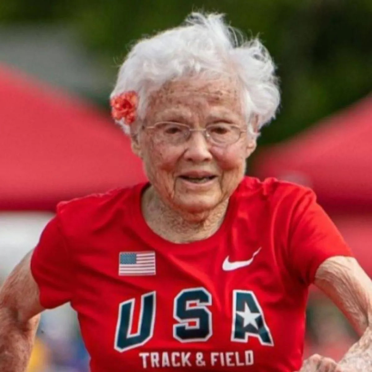 جوليا هوكينز