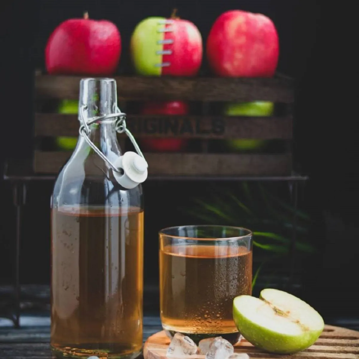 صورة لزجاجة من خل التفاح 