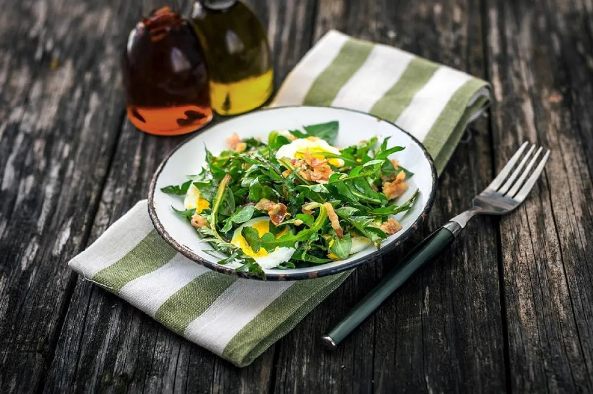 صورة لطبق من سلطة السبانخ 