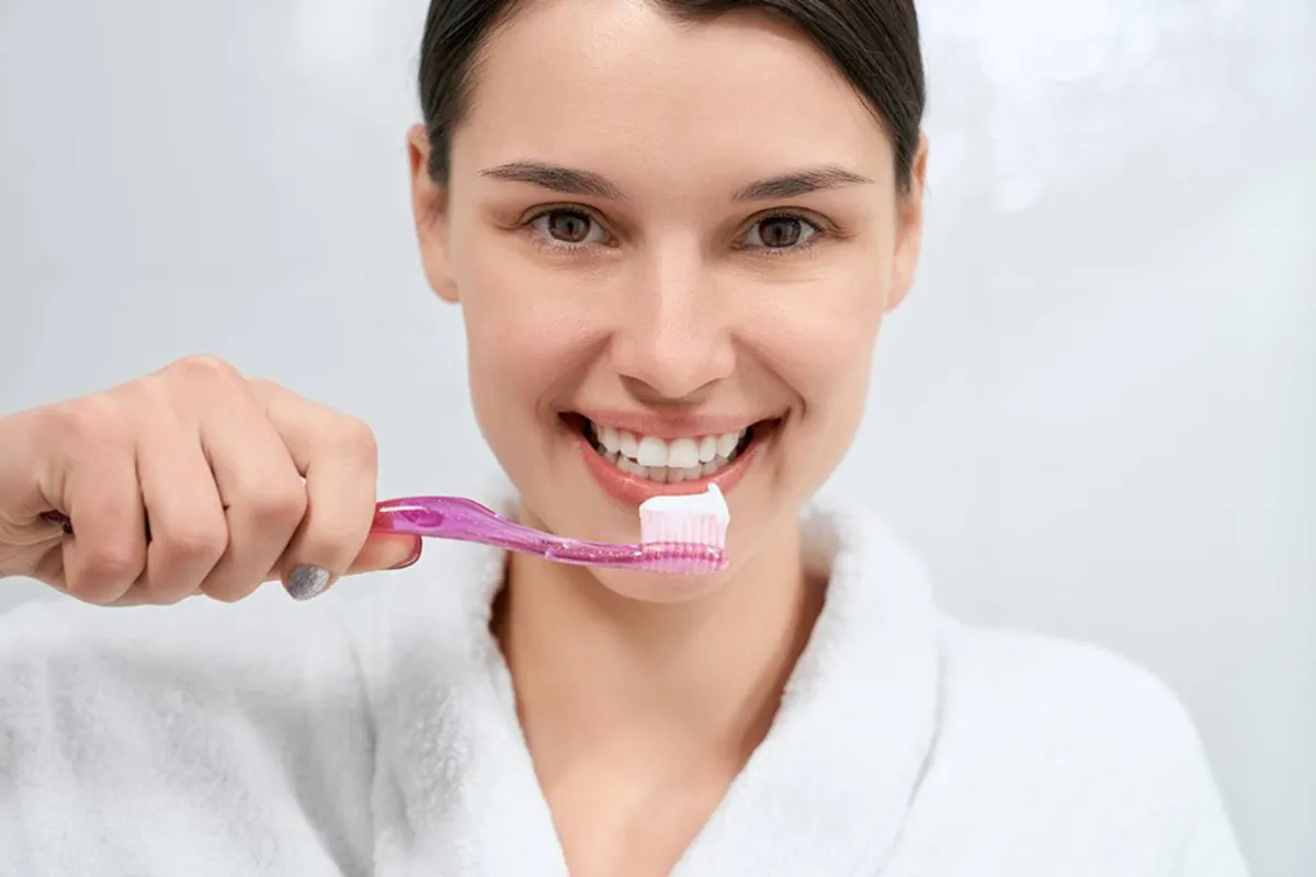 صورة لحامل تقوم بتنظيف أسنانها