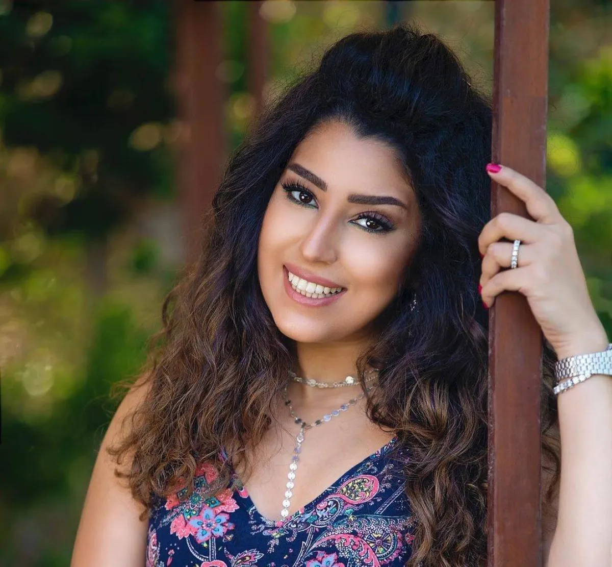 أيتن عامر بمجوهرات من الألماس مع ساعة بمينا دائرية