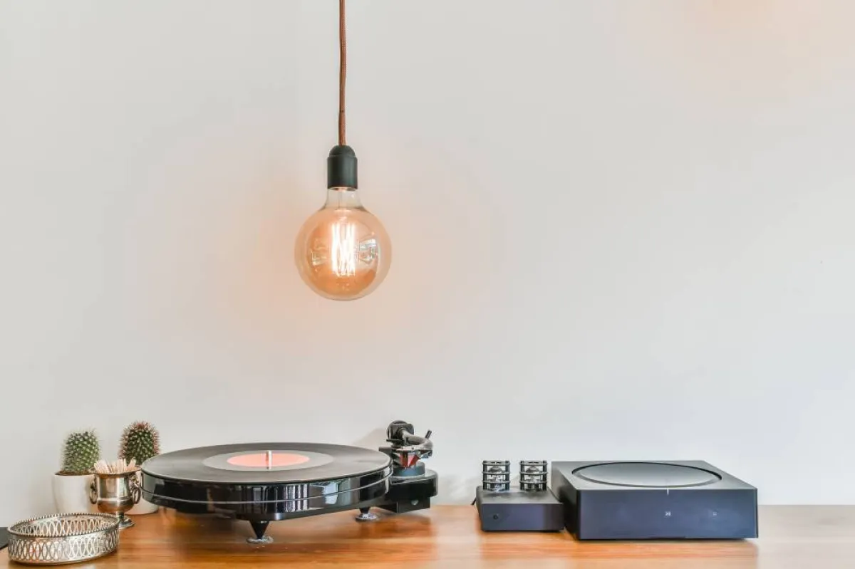 اختيار المصابيح المعلقة بدقة في الغرفة