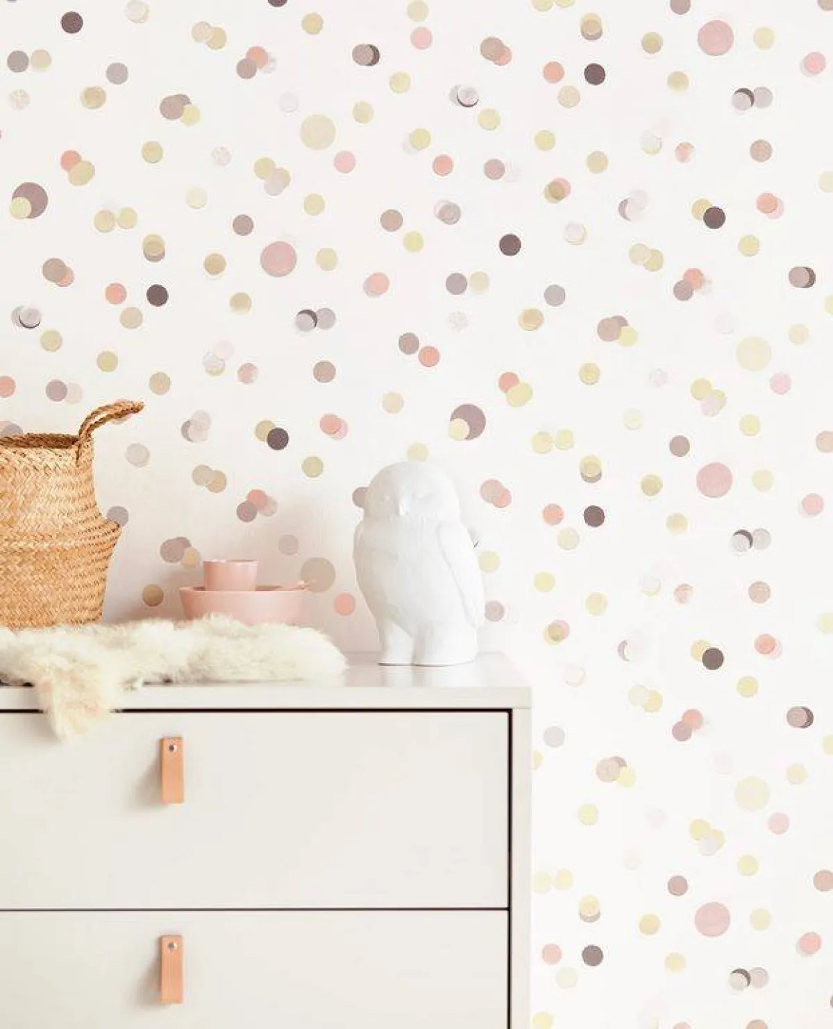 ورق جدران منقّط في غرفة الطفل