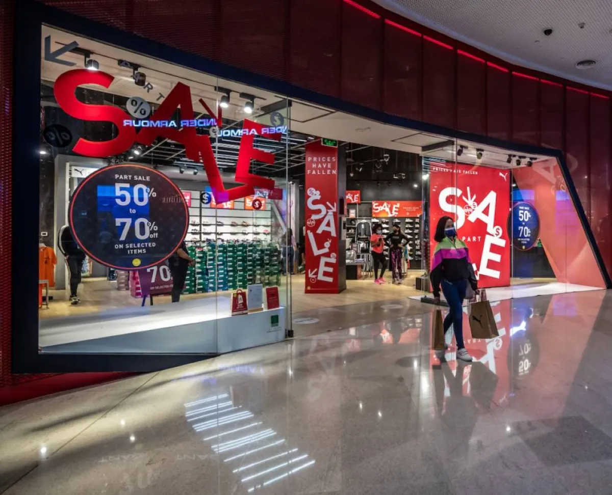 جميع مراكز التسوق والمتاجر تلتزم بالفعالية. الصورة من وام