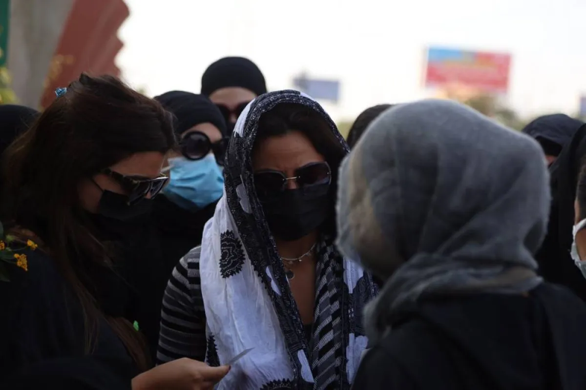 بعد الفراغ من صلاة الجنازة على سهير البابلي - الصورة خاصة لسيدتي