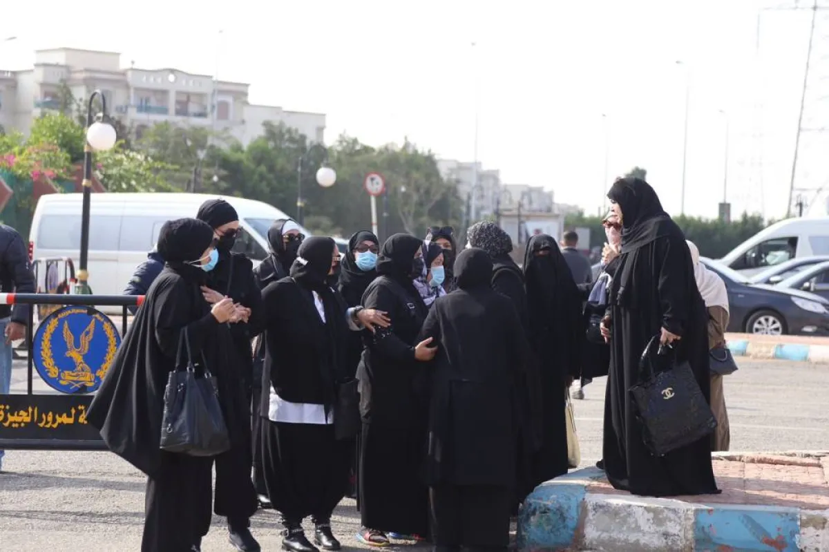 المعزون بعد الفراغ من صلاة الجنازة - الخاصة خاصة لسيدتي