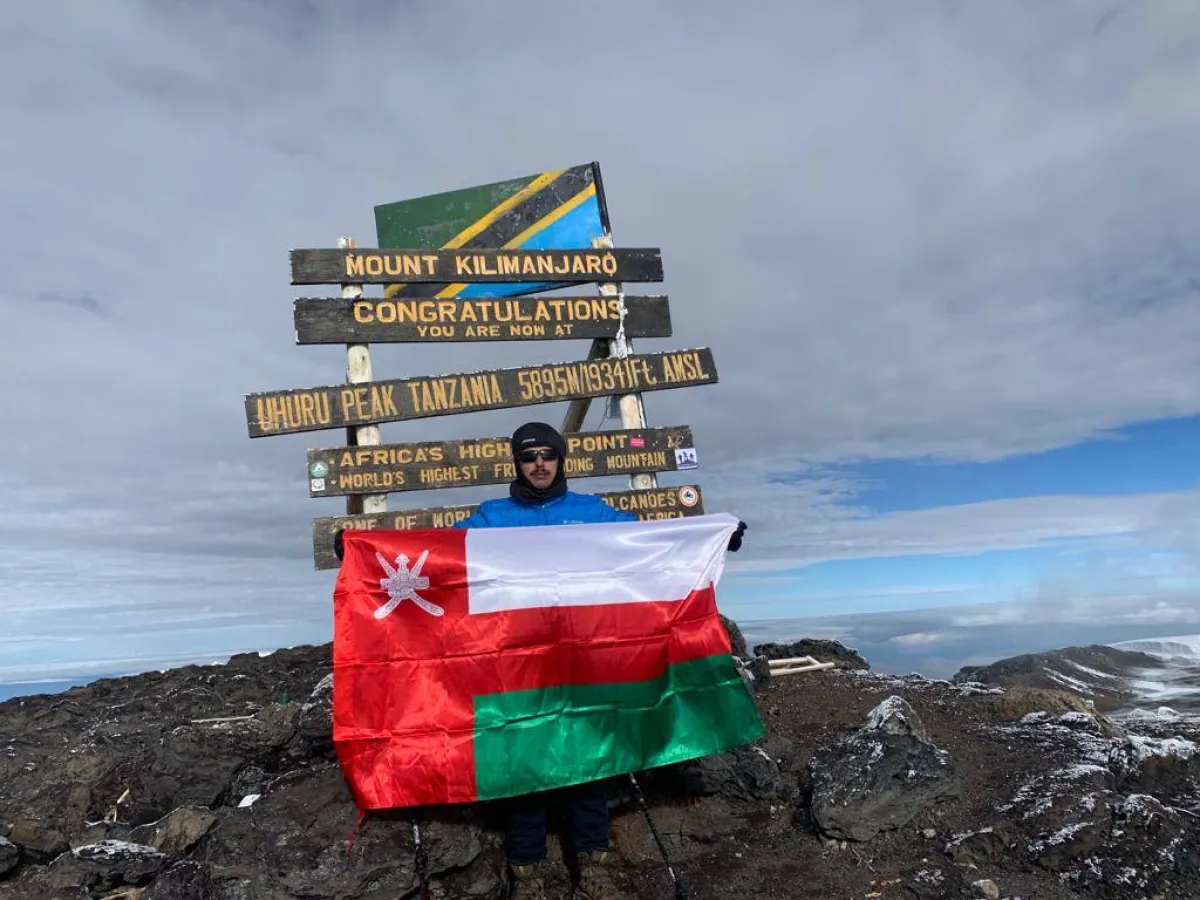 الرحّال حارث منصور ناصر الشريقي على قمّة كليمنجارو