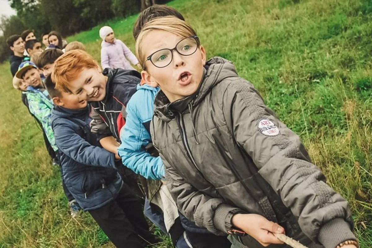 صورة لطفلة تقود فريقها