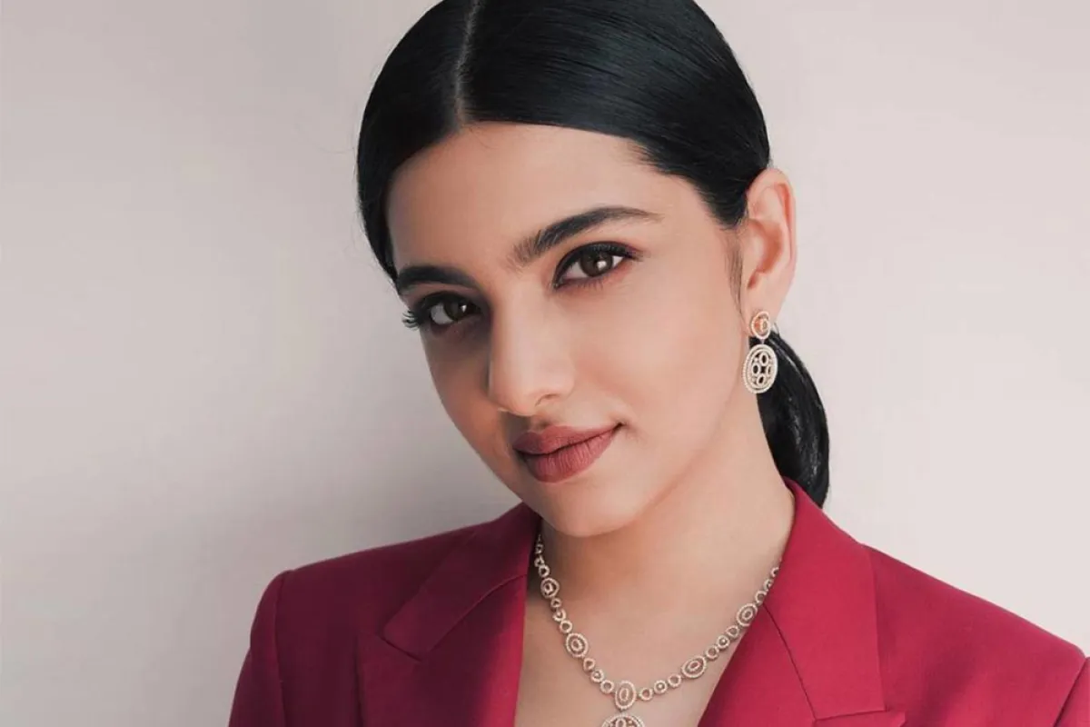 مكياج للمرأة العاملة بأحمر شفاه وردي داكن ورسمة آيلاينر رفيعة