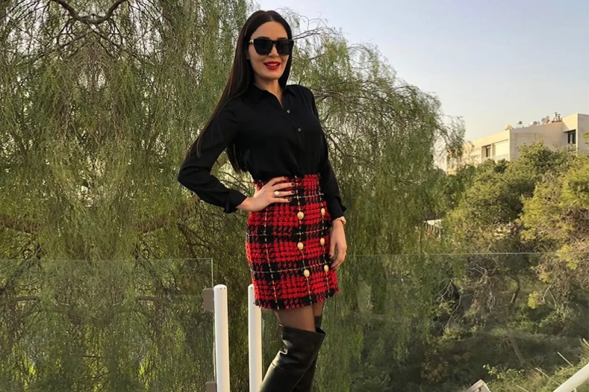 سيرين عبد النور بتنورة أنيقة باللون الأحمر