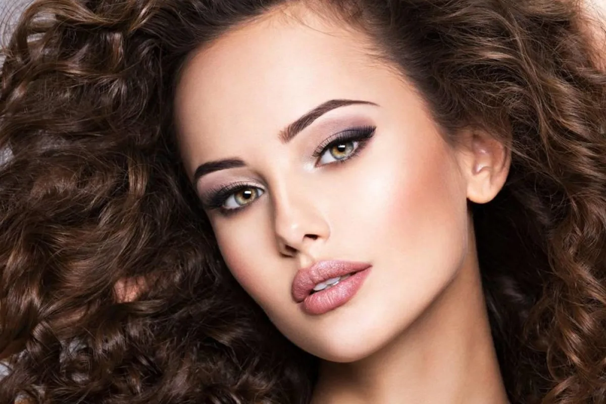 الحفاظ على جمال الشعر المجعد 