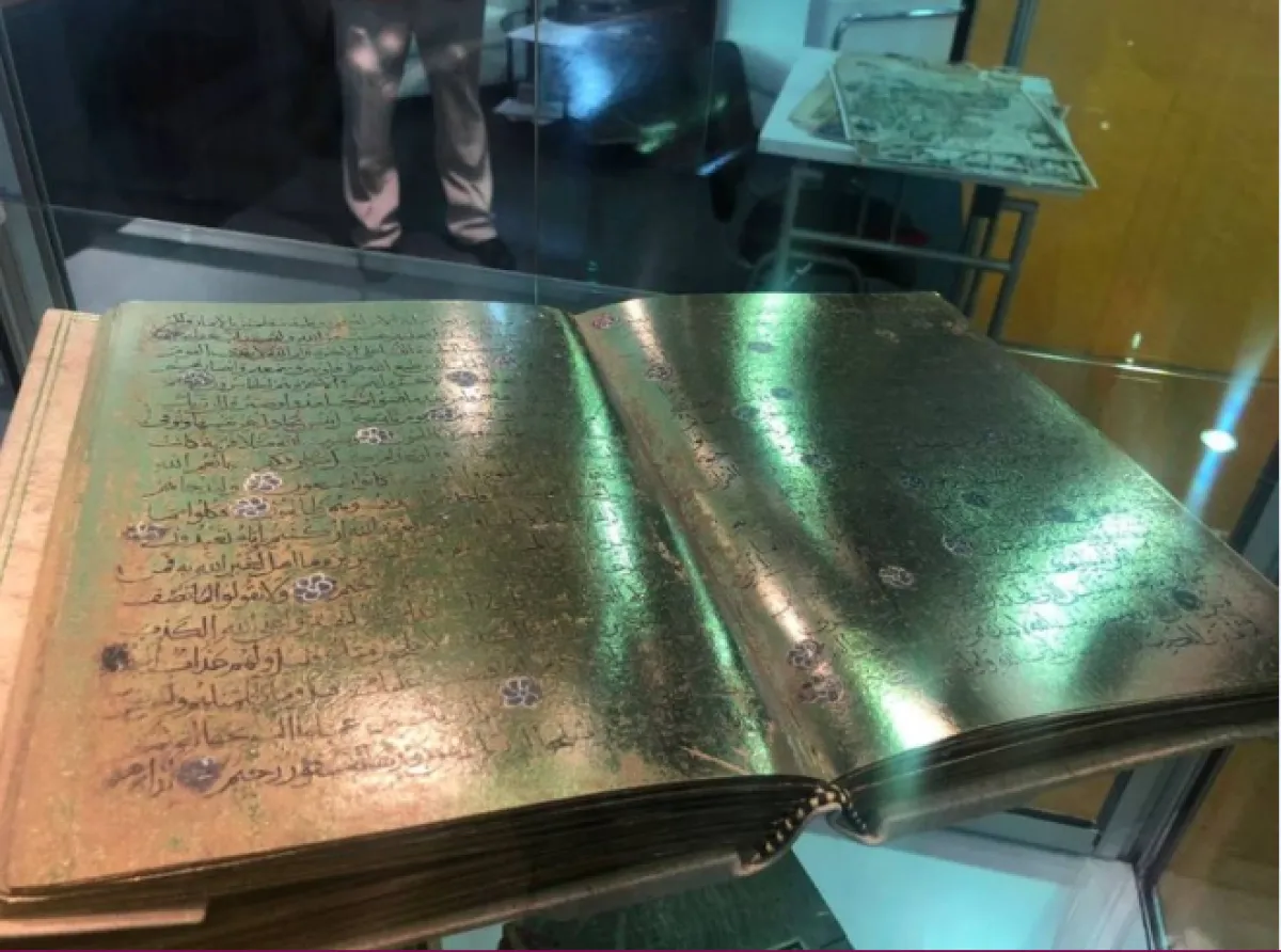 نسخة من القرآن الكريم مكتوبة بذهب عيار 24 قيراطاً