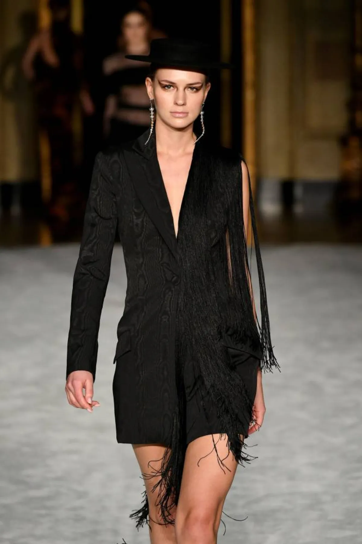 الأزياء المزينة بالشراشيب