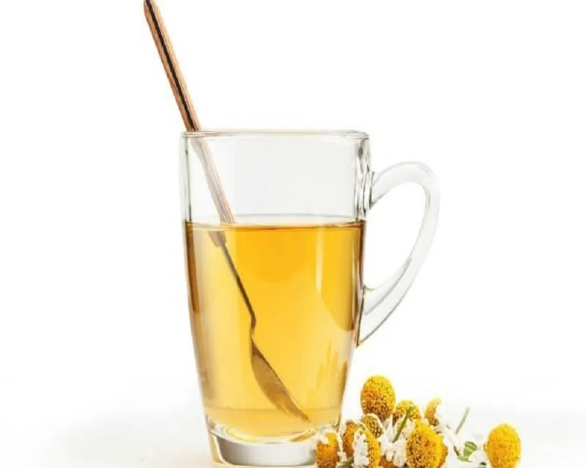 صورة لكوب من عشبة البابونج