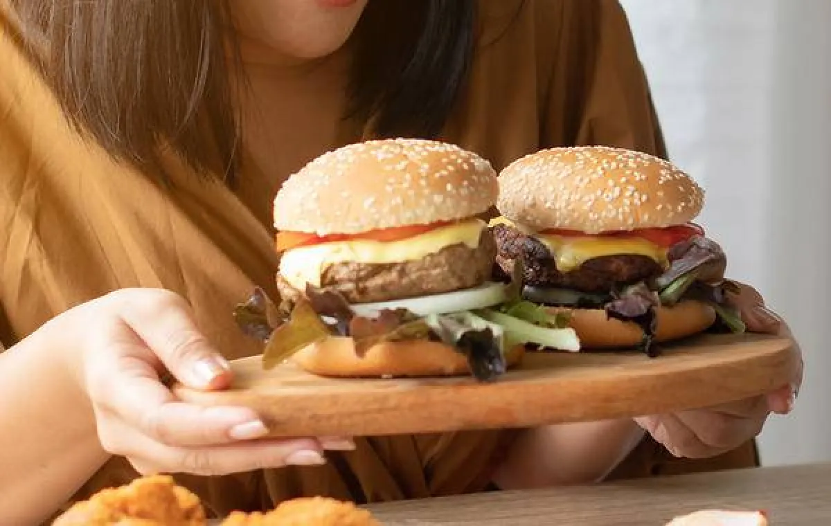 صورة لوجبة سريعة من البرجر