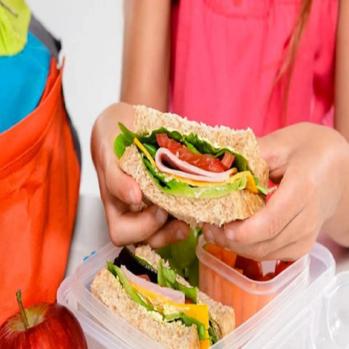 صورة لطفل يتناول وجبة خفيفة