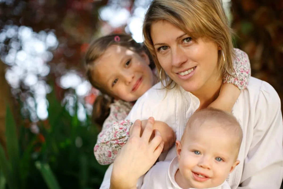 صورة لأم مع أطفالها