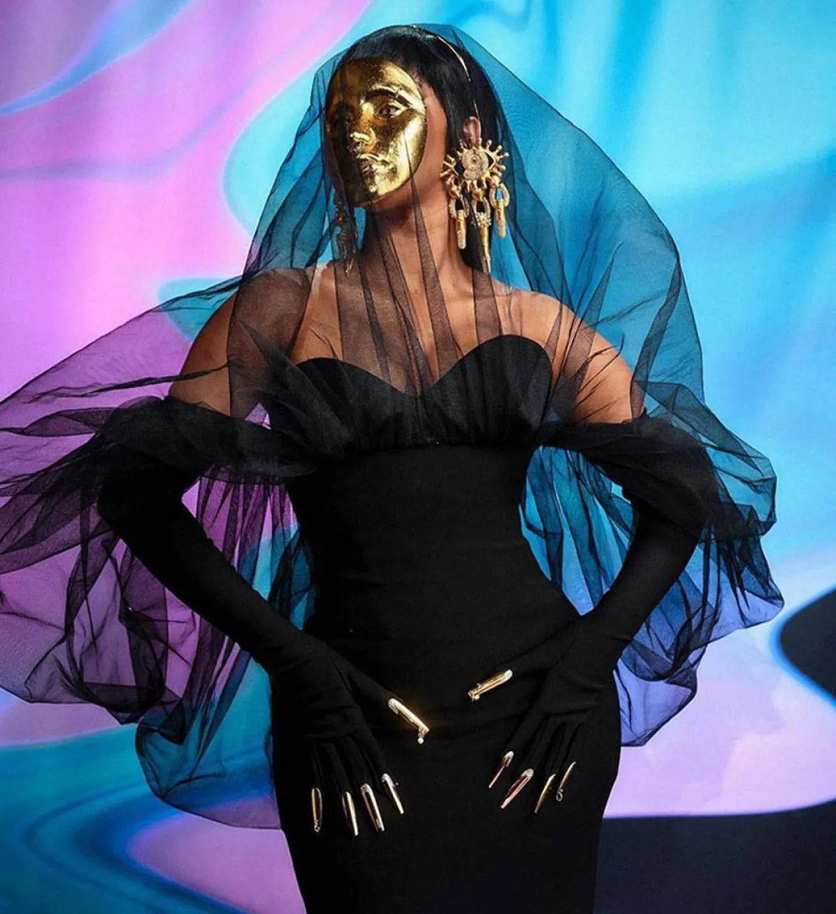 كاردي بي ترتدي الأسود