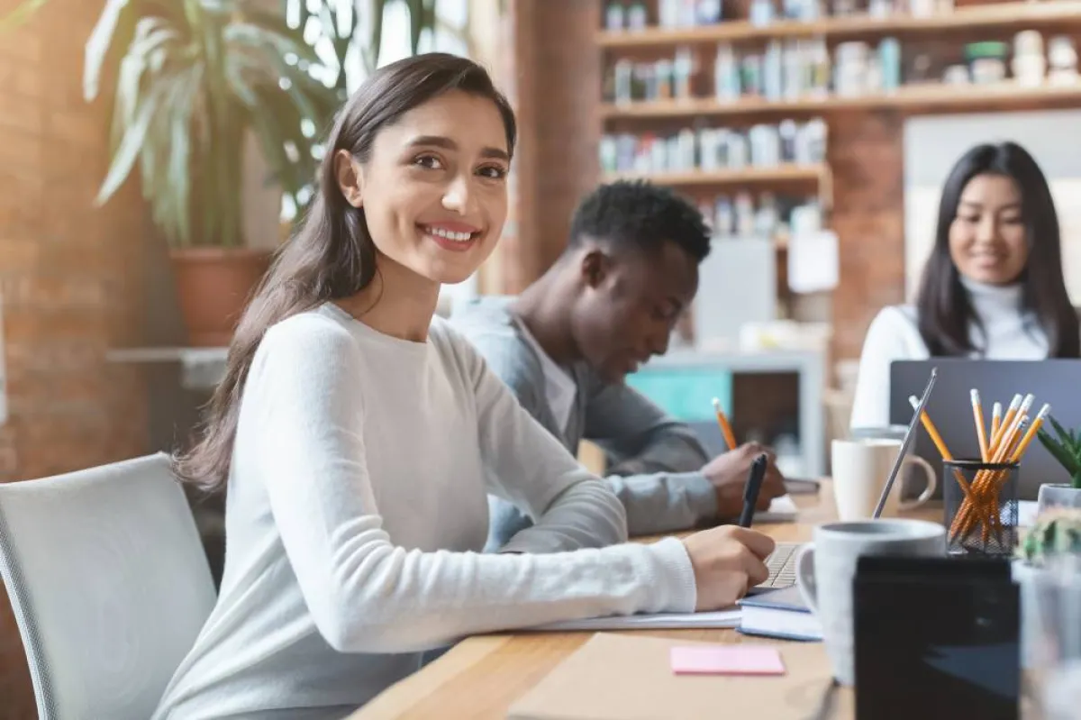 من المُفيد الابتعاد تمامًا عن إرسال أي انطباعات سلبية من خلال الملامح 