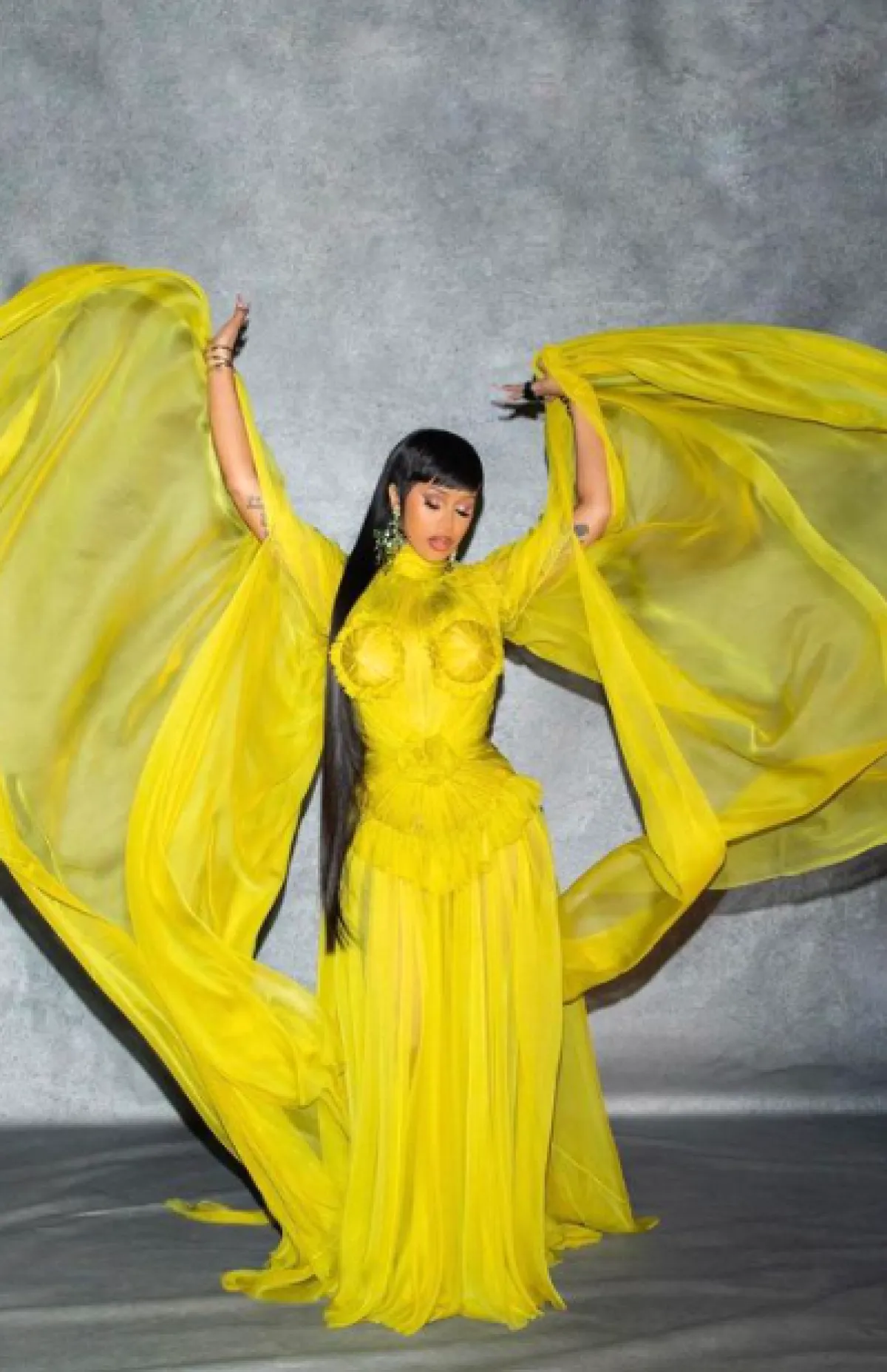 كاردي بي ترتدي الأصفر