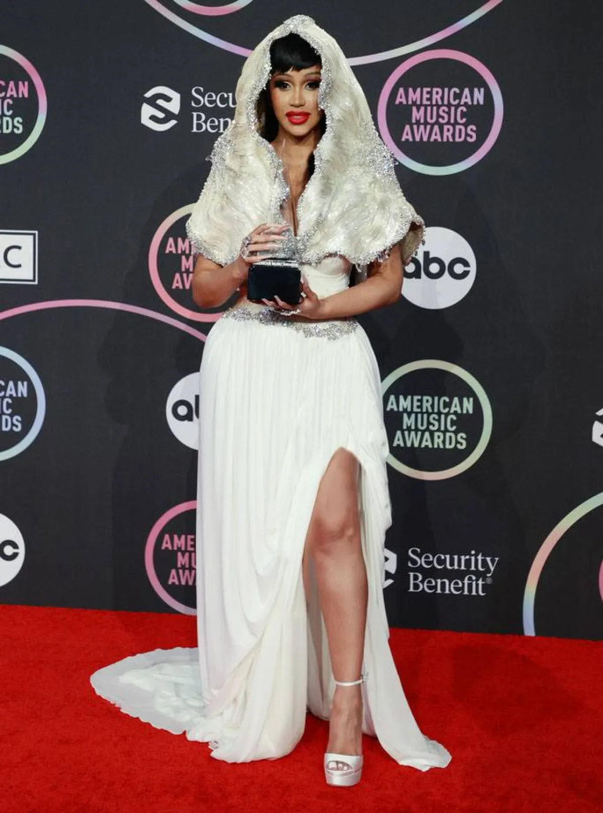 كاردي بي ترتدي الأبيض مع غطاء على الرأس