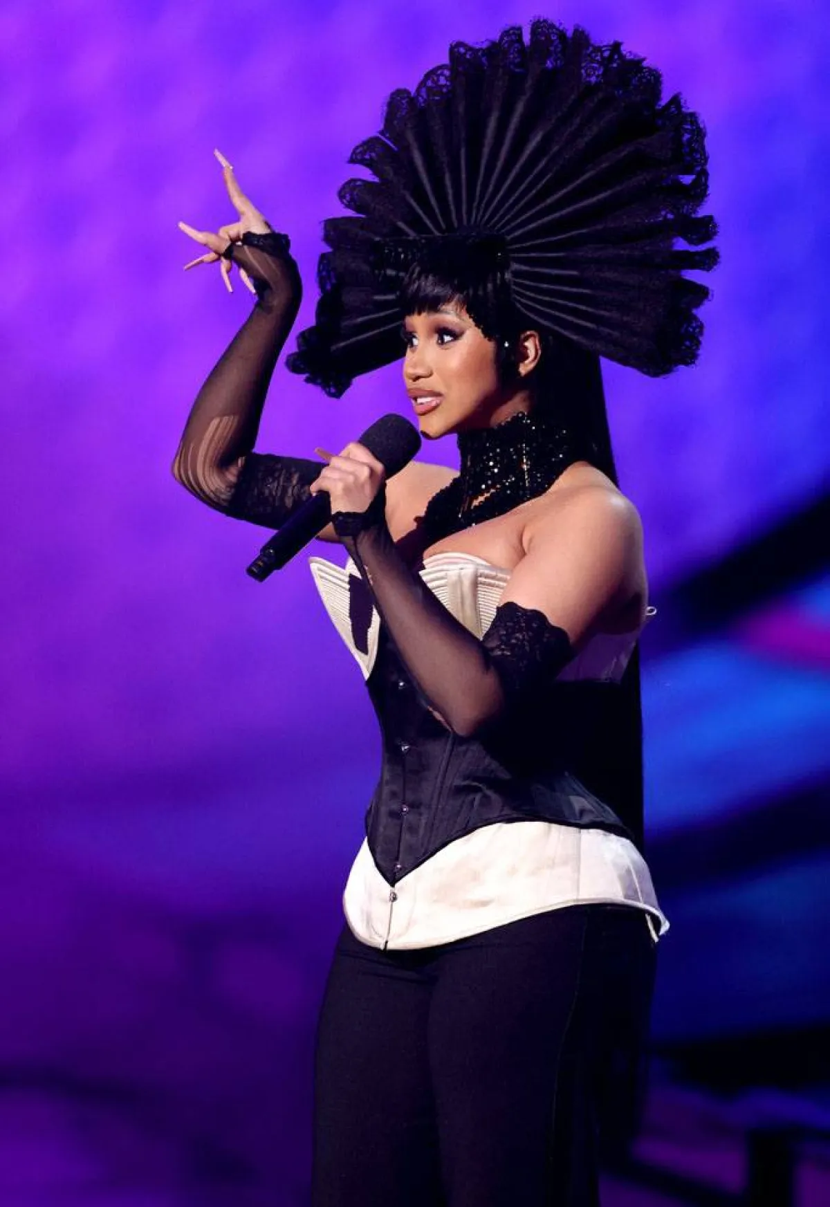 كاردي بي ترتدي من جان بول غوتييه