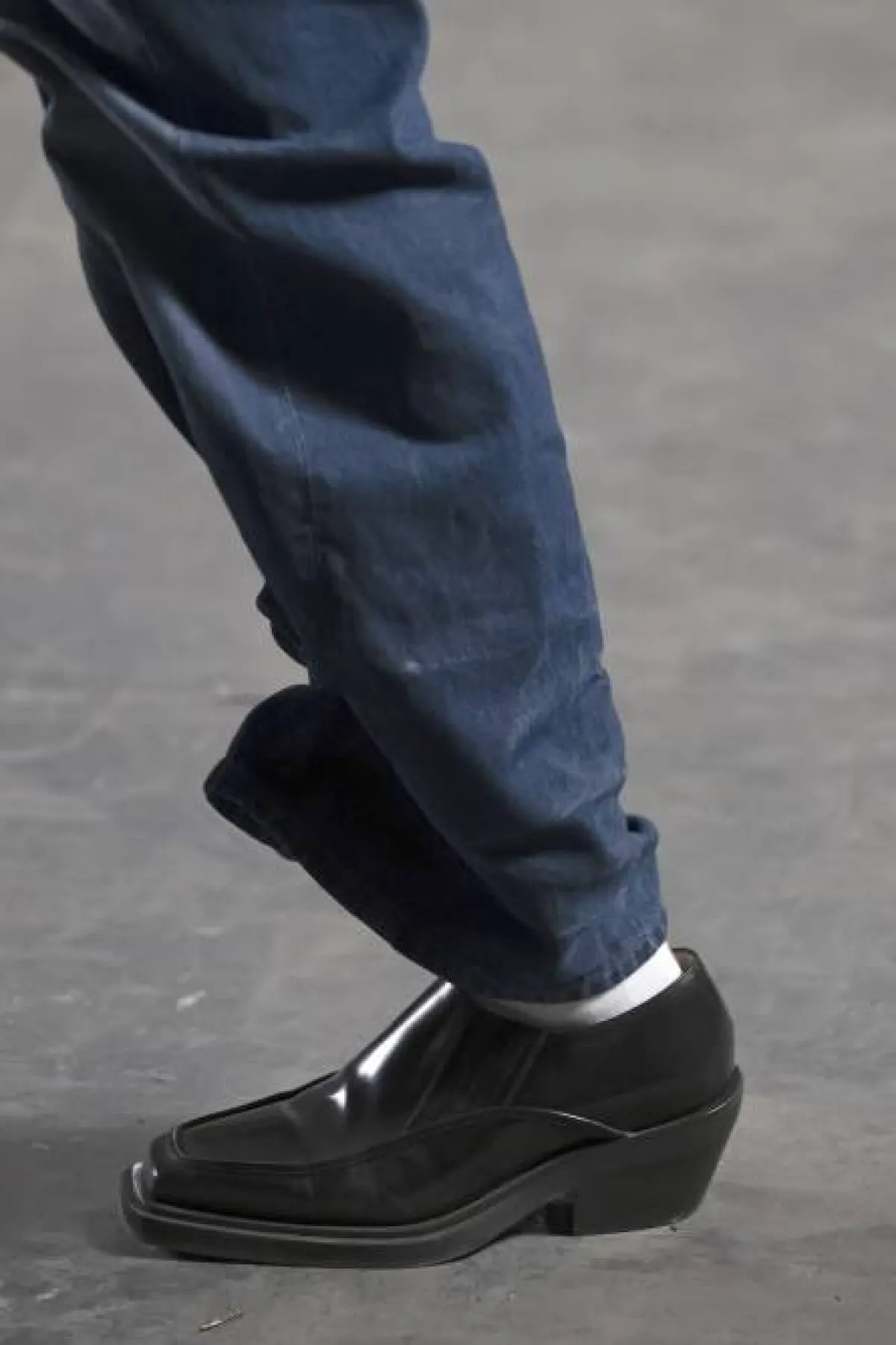 حذاء جلد أسود بكعب متوسط الطول ومقدمة مربعة 