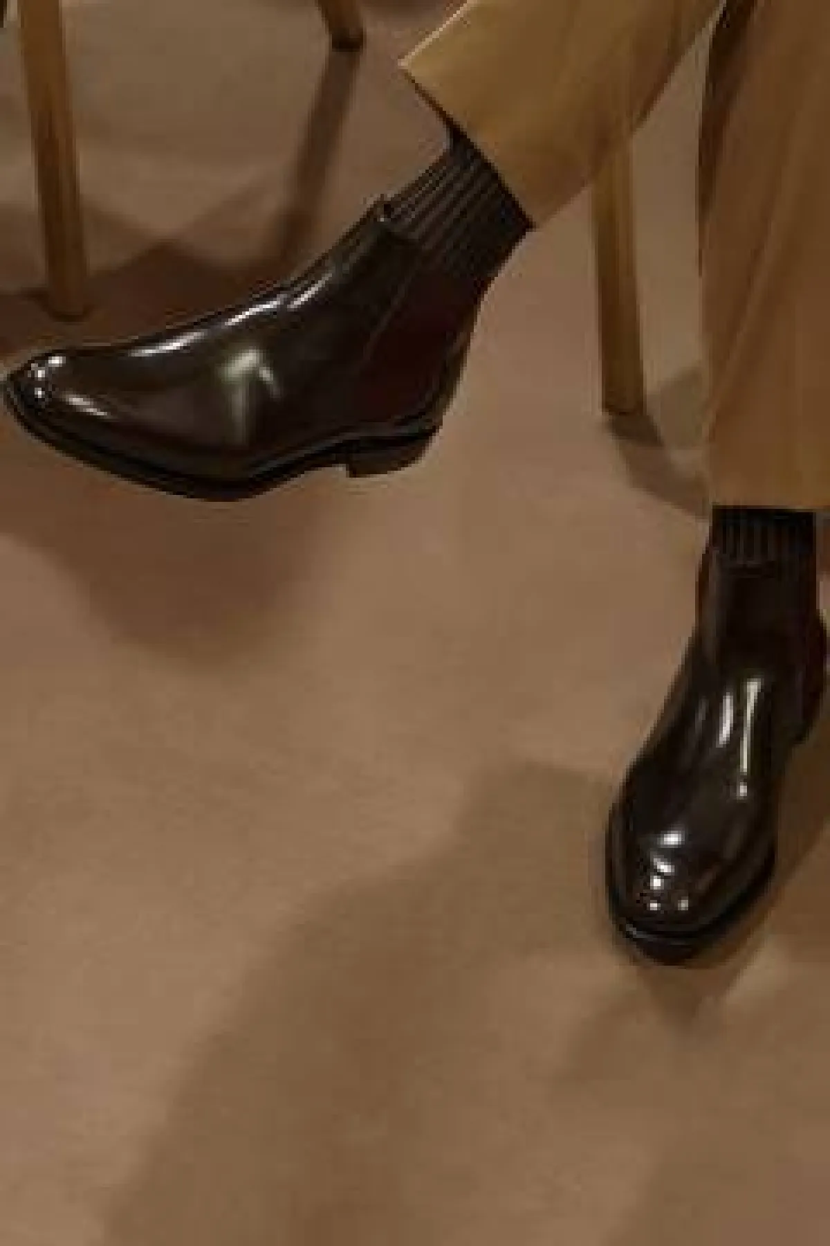 حذاء جلد بني داكن لامع برقبة قصيرة وقماش أحمر داكن على الكاحل