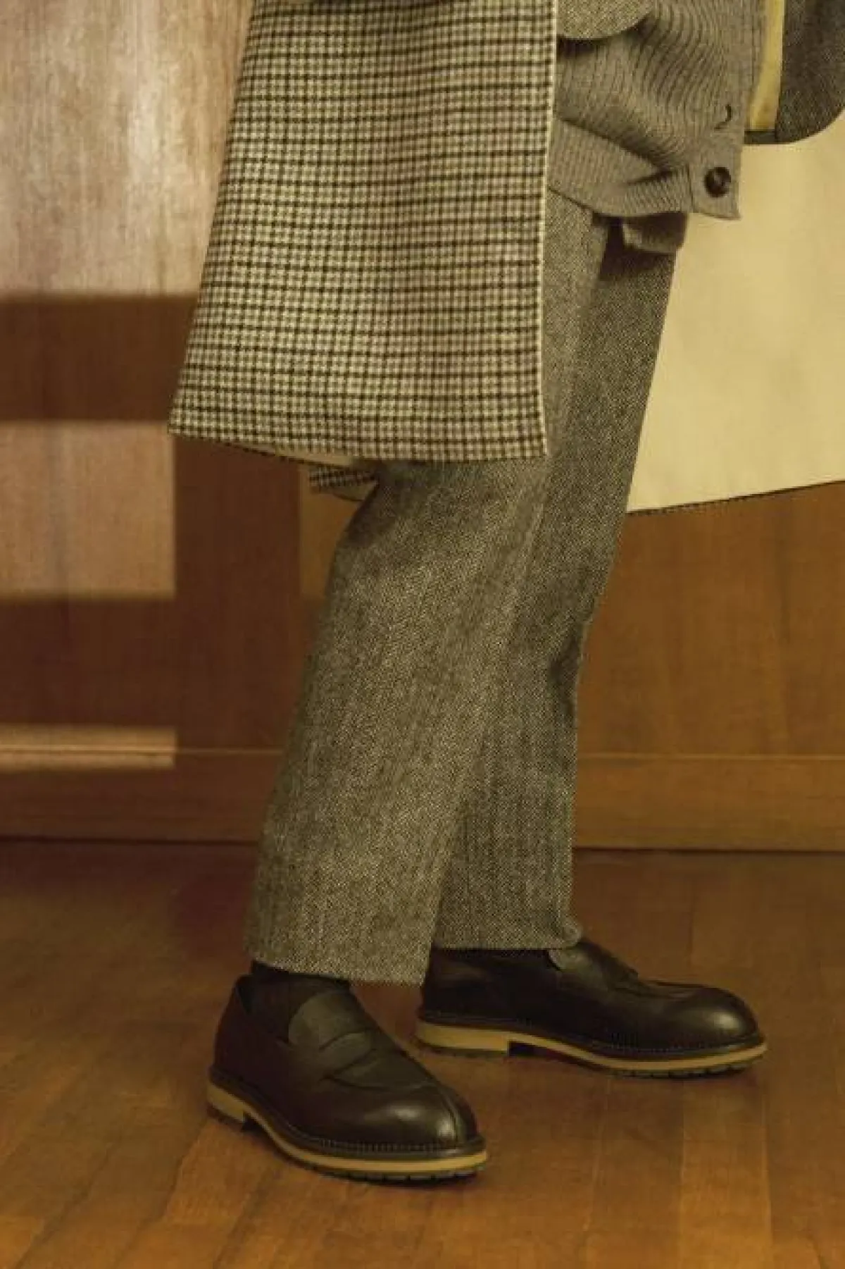 حذاء جلد بني مع نعل بيج بكعب قصير