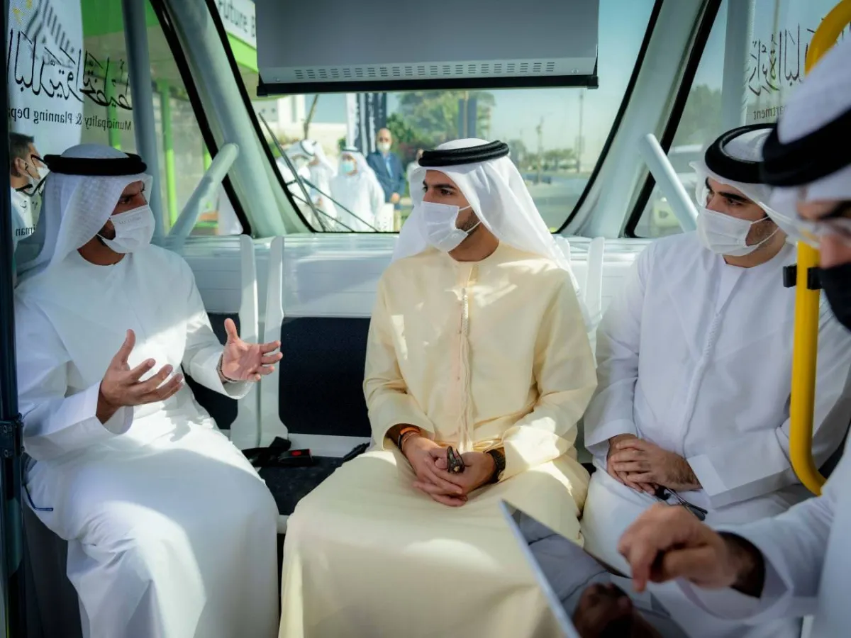 الشيخ راشد بن حميد النعيمي يدشن مشروع الحافلة ذاتية القيادة. الصورة من الموقع الرسمي لدائرة البلدية والتخطيط لحكومة عجمان