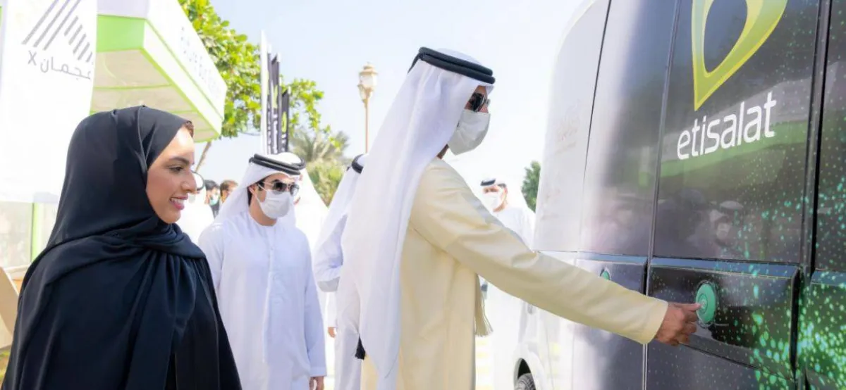 الشيخ راشد بن حميد النعيمي أثناء تدشين الحافلة. الصورة من الموقع الرسمي لدائرة البلدية والتخطيط لحكومة عجمان